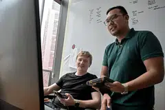 Selepas belayar selama hampir sedekad sebagai pegawai jurutera, Encik Norhakim Sanwan (kanan) mengasaskan syarikat ‘start-up’ Mascon Tehcnologies. Beliau, yang juga ketua pegawai eksekutif (CEO) syarikat itu, bekerjasama dengan ketua pegawai teknologi, Encik Martin Kruusement (kiri), untuk membangunkan penyelesaian digital bagi sektor ini.