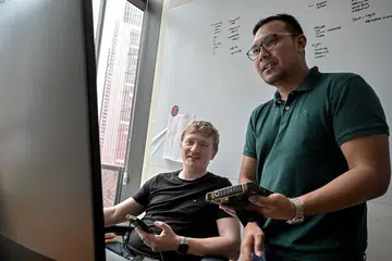 Selepas belayar selama hampir sedekad sebagai pegawai jurutera, Encik Norhakim Sanwan (kanan) mengasaskan syarikat ‘start-up’ Mascon Tehcnologies. Beliau, yang juga ketua pegawai eksekutif (CEO) syarikat itu, bekerjasama dengan ketua pegawai teknologi, Encik Martin Kruusement (kiri), untuk membangunkan penyelesaian digital bagi sektor ini.