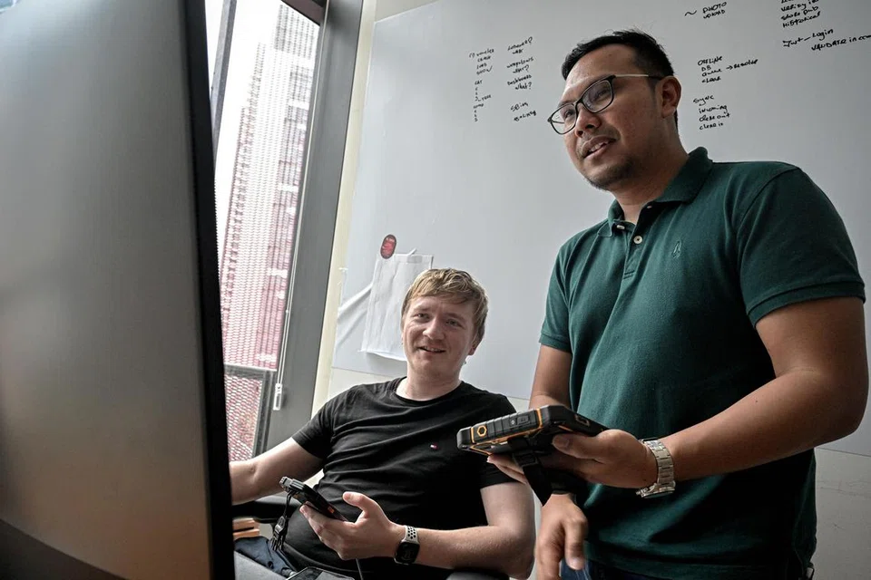 Selepas belayar selama hampir sedekad sebagai pegawai jurutera, Encik Norhakim Sanwan (kanan) mengasaskan syarikat ‘start-up’ Mascon Tehcnologies. Beliau, yang juga ketua pegawai eksekutif (CEO) syarikat itu, bekerjasama dengan ketua pegawai teknologi, Encik Martin Kruusement (kiri), untuk membangunkan penyelesaian digital bagi sektor ini.