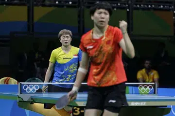 Feng Tianwei menunjukkan reaksi selepas Li Xiaoxia mendapat mata semasa perlawanan mereka dalam separuh akhir ping pong pasukan wanita di Rio de Janeiro pada 15 Ogos 2016.