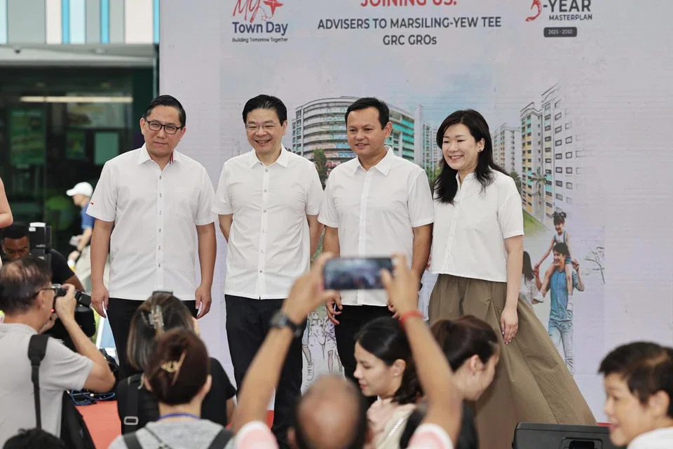  Anggota Parlimen (AP) GRC Marsiling-Yew Tee, Encik Alex Yam (kiri) berkata kehadiran Parti Demokratik Singapura (SDP) dalam Pilihan Raya Umum (GE) 2025 di kawasan itu adalah sihat untuk demokrasi Singapura. Turut bergambar ialah AP GRC Marsiling-Yew Tee yang lain iaitu (dari dua dari kiri) Perdana Menteri, Encik Lawrence Wong; Menteri Negara Kanan (Pertahanan merangkap Tenaga Manusia), Encik Zaqy Mohamad; Cik Hany Soh, di pelancaran Pelan Induk Majlis Bandaran Marsiling-Yew Tee (2025-2030), di Yew Tee Square pada 5 April. 