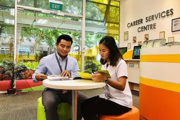 MEMBERI PANDUAN BERHARGA: Kaunselor Pendidikan dan Bimbingan Kerjaya di Institut Pendidikan Teknikal (ITE) Kolej Timur, Encik Muhammad Zulhelmi Jumaat (kiri) berusaha membantu belia seperti Cik Haney Hazwani dalam memilih kursus yang sesuai dengan kecenderungannya. - Foto-BM oleh HARYANI ISMAIL