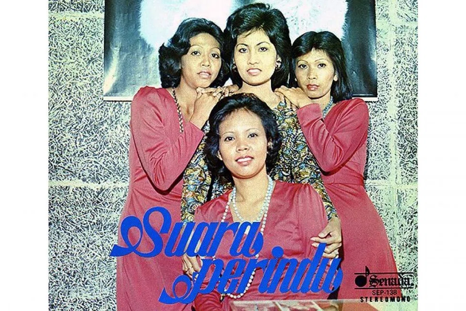 TIDAK DILUPAKAN: Sanisah Huri (berdiri, tengah) hargai persahabatan yang dibina bersama rakan penyanyi dalam kumpulan Suara Perindu - Jamilah Samsuri (duduk, depan), Hasnah Haron (kiri) dan J. Kamisah. - Foto BM oleh KHALID BABA