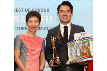 ATLIT TERBAIK: Jaris (kanan) yang dinobat sebagai Atlit Terbaik The Straits Times (ST) 2018, menerima anugerah tersebut daripada Cik Fu dalam majlis penyampaian anugerah di Hotel Shangri-La semalam. - Foto BH oleh GAVIN FOO