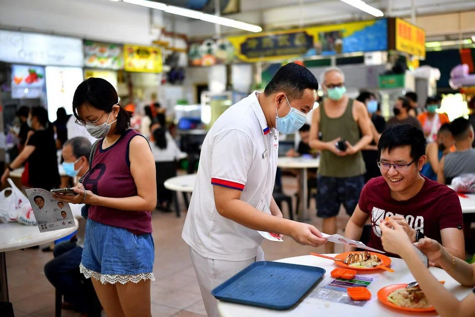 AMRIN DI GELANGGANG BARU DI GRC SENGKANG - DEKATI PENDUDUK: Encik Amrin Amin, calon PAP yang berpindah dari GRC Sembawang ke GRC Sengkang yang baru ditubuhkan bagi Pilihan Raya Umum ini, berbual-bual dengan penduduk di pusat makanan di Anchorvale 303. - Foto BH oleh LIM YAOHUI
