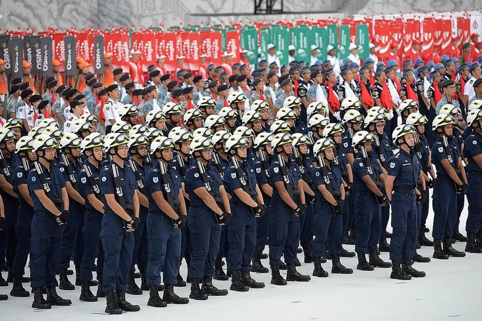 ANGGOTA BOMBA, PARAMEDIK DAN PENYELAMAT: Pegawai Pasukan Pertahanan Awam Singapura (SCDF) antara kontinjen Perbarisan dan Upacara (P&C). - Foto BH oleh SHINTARO TAY