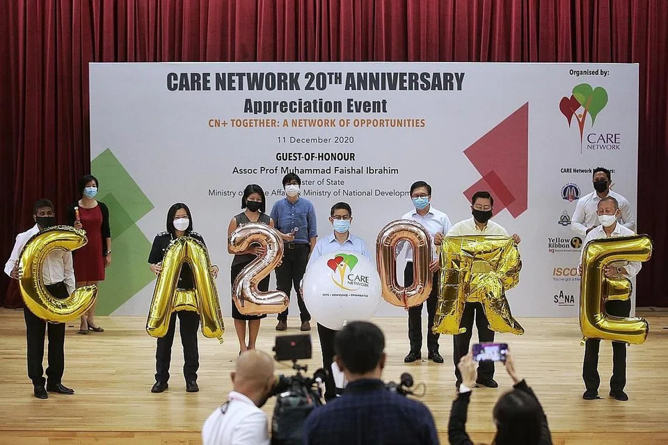 SAMBUT PENCAPAIAN BERSAMA: Dr Faishal memegang belon yang tertera dengan logo baru Rangkaian Care bersama beberapa wakil pihak berkepentingan utama sewaktu majlis sambutan ulang tahun Rangkaian Care semalam di Ibu Pejabat Penjara Singapura. - Foto BH oleh KEVIN LIM