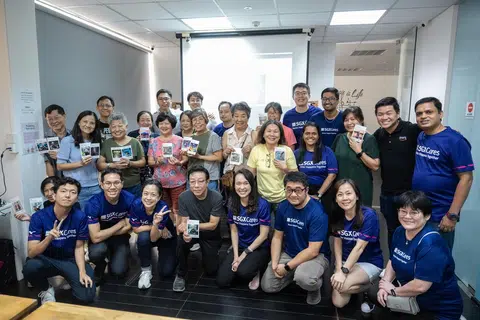 BELAJAR TEKNOLOGI AI: Melalui SGX Cares, pasukan teknologi Bursa Singapura bekerjasama dengan Perkhidmatan Web Amazon (AWS)  menganjurkan bengkel ‘Brushstrokes of Technology’ buat warga emas dari Khidmat Masyarakat Fei Yue di Pusat Keluarga (Pasar Seni) di Tampines pada 27 September dan lapan pelajar kanak-kanak dari Sekolah AWWA @ Napiri pada 22 September lalu.  