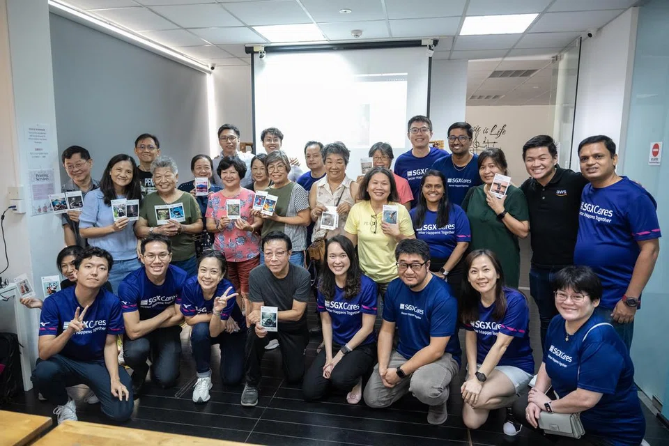 BELAJAR TEKNOLOGI AI: Melalui SGX Cares, pasukan teknologi Bursa Singapura bekerjasama dengan Perkhidmatan Web Amazon (AWS)  menganjurkan bengkel ‘Brushstrokes of Technology’ buat warga emas dari Khidmat Masyarakat Fei Yue di Pusat Keluarga (Pasar Seni) di Tampines pada 27 September dan lapan pelajar kanak-kanak dari Sekolah AWWA @ Napiri pada 22 September lalu.  