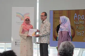 BUKU DILANCAR: Cik Nur-El-Hudaa bergambar bersama Profesor Mukhlis Abu Bakar (tengah) dan Pengasas bersama Ungu Pen, Cik Maria Mahat (kanan), sempena pelancaran buku Ah Cim! (Ah Choo!) di Perpustakaan Nasional Singapura. - Foto ihsan NUR-EL-HUDAA