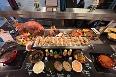 Bufet Sajian Santapan Rasa Warisan ini menampilkan lebih 200 hidangan tempatan dan antarabangsa, dikurasi oleh Executive Sous Chef Budiman bersama pasukan kulinari beliau yang pernah memenangi beberapa anugerah.