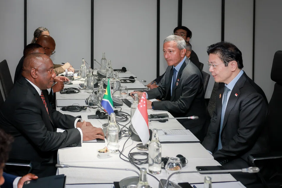 Perdana Menteri, Encik Lawrence Wong (kanan) mengadakan pertemuan dua hala bersama Presiden Afrika Selatan Cyril Ramaphosa (kiri) di sela Sidang Puncak Asean ke-47 di Kuala Lumpur, Malaysia pada 26 Oktober. Beliau diiringi Menteri Ehwal Luar, Dr Vivian Balakrishnan (dua dari kanan).