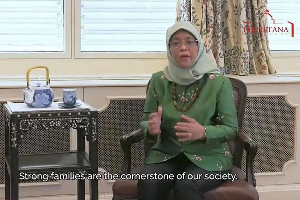 HUBUNGAN PENTING KELUARGA: Presiden Halimah Yacob menekankan hubungan keluarga yang kukuh boleh memberikan warga Singapura kekuatan menangani pandemik Covid-19, ketika menyampaikan pesanan video kepada peserta Hari Keluarga anjuran Majlis Bantuan Pembangunan Cina (CDAC) yang diadakan secara dalam talian. - Foto FACEBOOK HALIMAH YACOB
