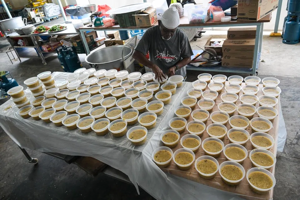Bubur sedang disiapkan untuk diagihkan kepada jemaah di Masjid Khalid.