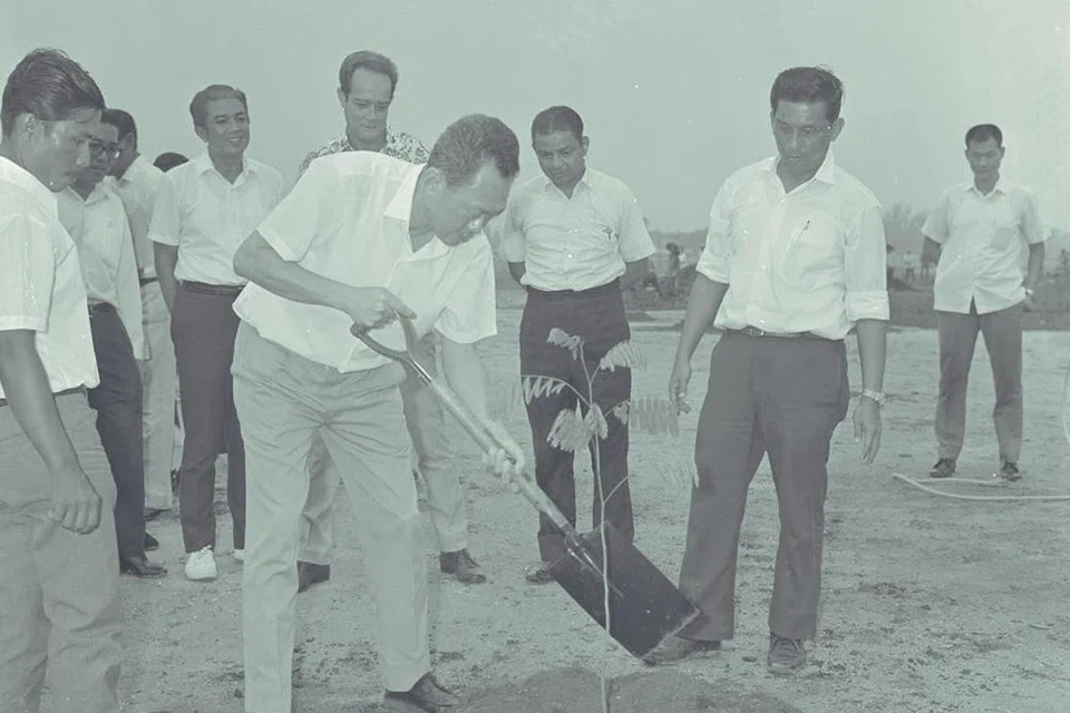 PENCETUS PENTING: Pada 1972, Perdana Menteri Pengasas, mendiang Encik Lee Kuan Yew, mengunjungi Taman East Coast untuk menanam pokok. Ini pencetus bagi Taman East Coast perlahan-lahan dipenuhi tumbuh-tumbuhan dan pokok.