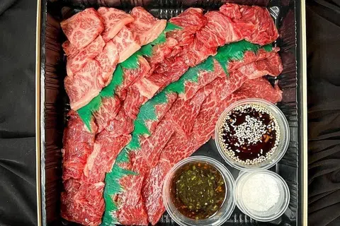 Wagyu Yakiniku Set, $88 dengan pelbagai potongan wagyu premium seperti Tokujo Karubi, Kainomi dan Ichibo, lengkap dengan sos pencicah dan perasa