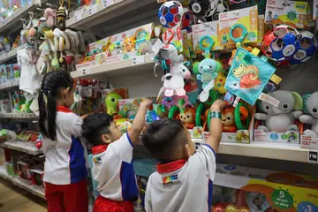 Perdebatan mengenai cara ibu bapa menggunakan Kredit LifeSG Anak hangat diperkatakan di media sosial, dengan ada yang berpendapat ia wajar dibelanjakan khusus untuk anak, manakala yang lain melihatnya sebagai bantuan bagi meringankan perbelanjaan isi rumah.