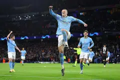 SENTUHAN CEMERLANG: Bintang penyerang City, Erling Haaland (atas), yang menjadi pemain ketiga dalam sejarah Liga Juara-Juara Eropah untuk menjaringkan lima gol dalam satu perlawanan, meraikan gol kelimanya. - Foto REUTERS