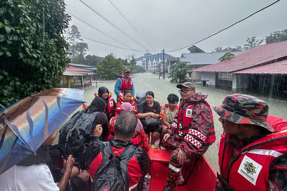 Anggota Bomba dan Penyelamat Malaysia Kelantan melakukan operasi menyelamat penduduk Kampung Lati, di Pasir Mas, Kelantan, yang terperangkap selepas paras air naik mendadak susulan hujan lebat sejak beberapa hari lalu.