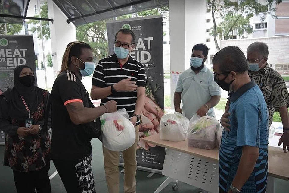 PAKEJ 'MEAT-FOR-EID': Pakej 'Meat-For-Eid' yang berisi barangan makanan buat persiapan Lebaran, diagihkan seminggu sebelum Hari Raya Aidilfitri supaya para benefisiari dapat menikmati juadah Raya pada musim perayaan. 