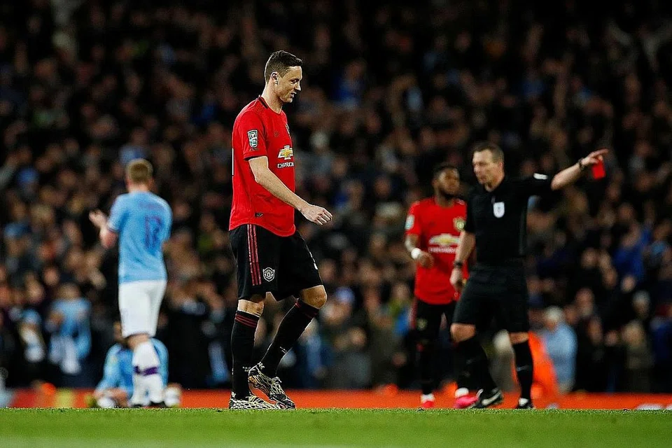 DIBUANG PADANG: Matic dibuang padang selepas mengutip kad kuning kedua 15 minit sebelum perlawanan tamat. - Foto REUTERS 