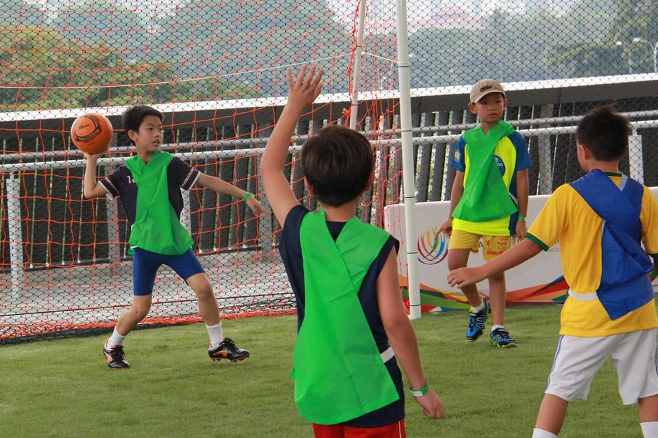 BOLA SEPAK BAGI KANAK-KANAK: Acara 'Alami Sukan' atau 'Experience Sports' yang dinamakan 'Learn to Play' melalui sesi bola sepak lima sepasuk antara pelbagai kegiatan anjuran Hab Sukan Singapura. - Foto HAB SUKAN SINGAPURA 