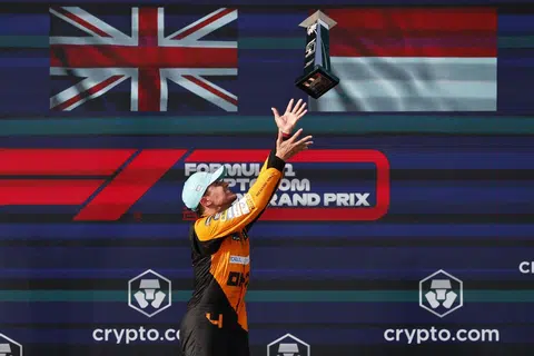 Pelumba McLaren, Lando Norris, ditabal juara Formula Satu (F1) buat kali pertama selepas beliau memenangi Grand Prix Miami pada 6 Mei.