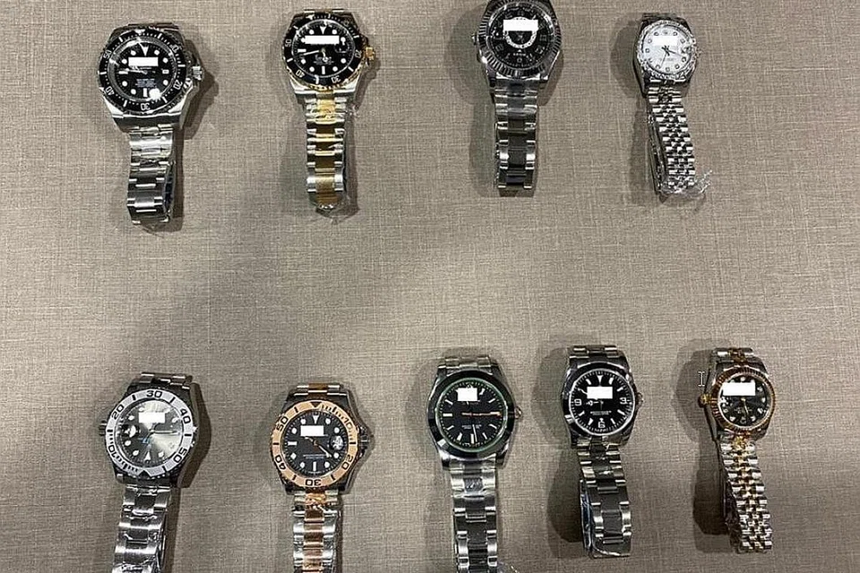 DIRAMPAS: Sebanyak 51 barangan mewah palsu termasuk jam dan aksesori jam bernilai sekitar $11,000 dirampas. - Foto-foto SPF