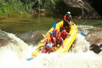 JELAJAH BERSAMA SAHABAT: Penulis dan rakan-rakan menuruni jeram di Sungai Selangor. Dalam kawasan Semananjung Malaysia, tempat-tempat popular redah jeram ialah di Perak dan Selangor. - Foto-foto ihsan ZAIDI YACOB