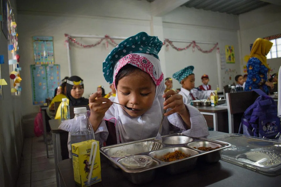Murid-murid makan di meja kelas mereka sebagai sebahagian daripada program makanan percuma Presiden Indonesia Prabowo Subianto, yang menyasarkan untuk memberi manfaat kepada sekitar 82.9 juta pelajar di seluruh negara. Program itu berlangsung di Sekolah Rendah Sirah Cai, Sumedang, Jawa Barat, pada 18 November.
