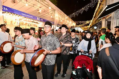 Pemain kompang memeriahkan bazar Kampong Gelam 2026 dengan rentak yang bertenaga.