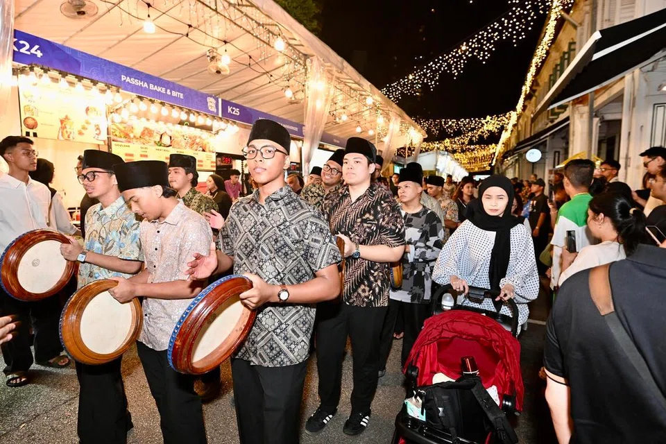 Pemain kompang memeriahkan bazar Kampong Gelam 2026 dengan rentak yang bertenaga.