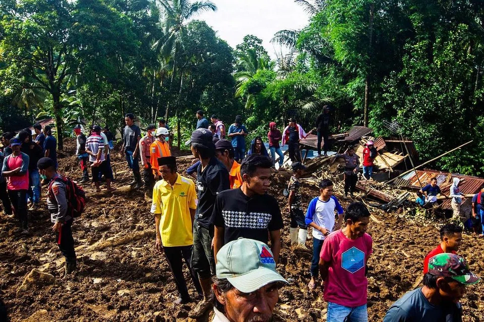 TERTIMBUS: Gambar yang diambil pada Ahad lalu ini menunjukkan penduduk setempat kembali ke kampung halaman di Gowa, Sulawesi Selatan, bagi mencari barang milik mereka yang boleh diselamatkan selepas kejadian tanah runtuh. - Foto AFP