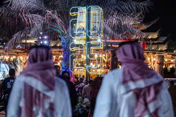 Orang ramai berjalan di Festival Warisan Sheikh Zayed sambil menantikan pertunjukan bunga api dan dron sempena sambutan malam tahun baru di Abu Dhabi pada 31 Disember 2024 sedang pemerintah Amirah Arab Bersatu (UAE) menyenaraikan 19 individu dan entiti di United Kingdom dalam senarai pengganas tempatan.