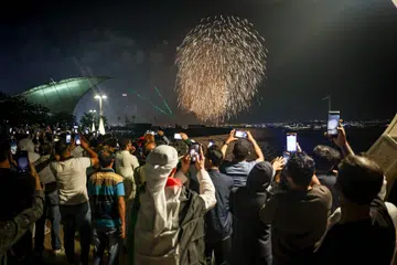 Orang ramai menyaksikan pertunjukan bunga api di Abu Dhabi pada 2 Disember 2025 sempena sambutan Hari Kebangsaan ke-54 Amiriah Arab Bersatu (UAE)