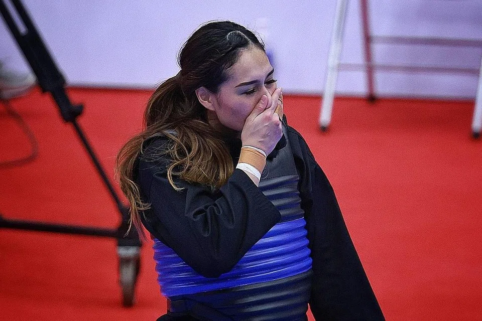 EMAS BERHARGA: Reaksi Suhaila selepas memenangi final acara tanding puteri kelas E di Gimnasium Bac Tu Liem kelmarin. - Foto BH oleh JASON QUAH 