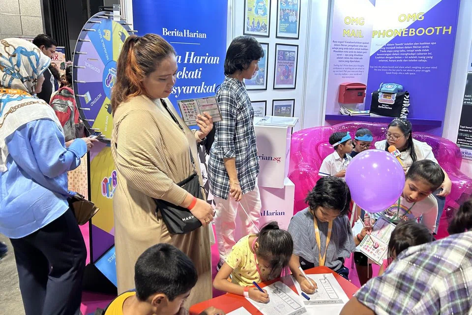 Cik Nur Hidayah Sazali (dua dari kiri) merupakan antara lebih daripada 20,000 peserta yang hadir untuk Simposium Bahasa Ibunda (MTLS) ke-13 yang diadakan di Pusat Konvensyen Suntec City pada 14 September.