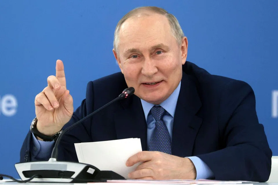 BAKAL BINCANG: Presiden Russia, Encik Vladimir merasakan Moscow boleh memainkan peranan sebagai orang tengah kerana hubungan mesranya dengan Israel dan Palestin tanpa ada niat untuk bertindak terhadap satu pihak sahaja. 