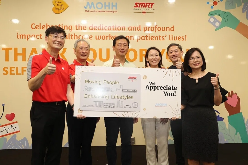 Menteri Kesihatan Encik Ong Ye Kung (tiga dari kiri) bersama (dari kiri) Ketua Pegawai Eksekutif SMRT, Encik Ngien Hoon Ping; pengerusi SMRT, Encik Seah Moon Ming; pengerusi MOHH, Cik Lai Wei Lin; Ketua Pegawai Eksekutif MOHH, Encik Anthony Tan dan Ketua Pegawai Kejururawatan, Cik Paulin Koh. 