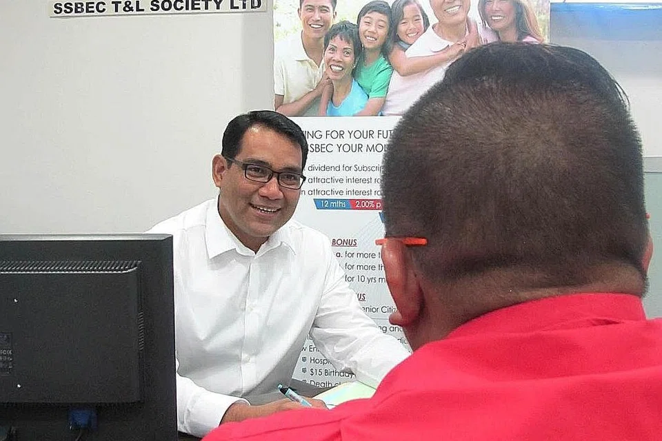 ADA TEMPAT MENGADU: Encik Shanmugathaasan, pengurus SSBEC turut memberi kounseling kepada Encik Bakhtiar yang telah meminjam $30,000 agar lebih hemat berbelanja dan menabung bagi hari tua. - Foto SAINI SALLEH
