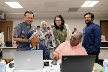 (Dari kiri) Pemangku Menteri Bertanggungjawab bagi Ehwal Masyarakat Islam, Encik Zaqy Mohamad; Ketua Pegawai Eksekutif PPIS, Cik Aidaroyani Adam; Presiden PPIS, Profesor Madya Dr Razwana Begum Abdul Rahim (di belakang); dan Anggota Parlimen GRC East Coast, Cik Hazlina Abdul Halim, berinteraksi dengan penduduk Bedok di Kelab Masyarakat Kampong Chai Chee pada 30 Ogos, di acara pelancaran Direktori M3+ dan saluran komuniti WhatsApp M3+.