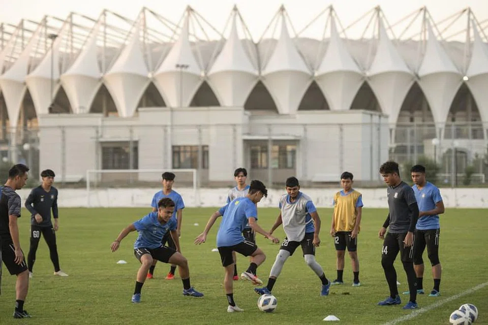 Pemain Tampines Rovers berlatih di luar stadium di Tashkent, Uzbekistan dalam gambar yang dipetik pada 26 Jun 2021. - Foto BH oleh SHINTARO TAY