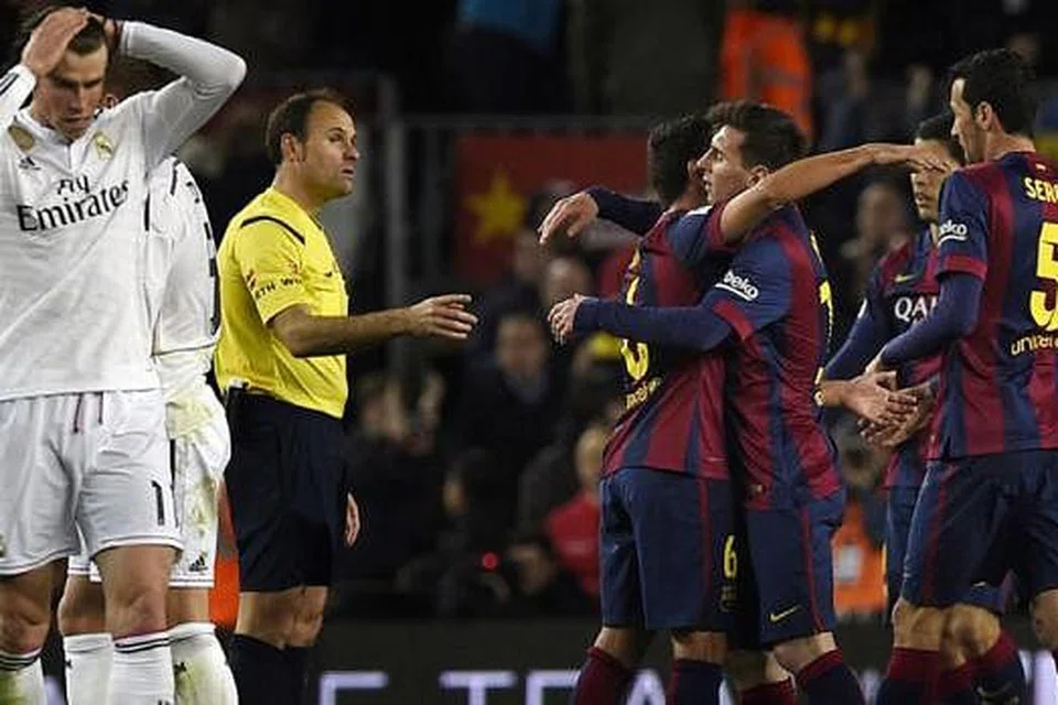 PERASAAN BERBEZA: Pemain Wales Real Madrid, Gareth Bale (kiri), menunjukkan kekecewaan sedang pemain Barcelona meraikan kemenangan pada akhir pertemuan "clasico" antara kededua kelab itu. - Foto AFP