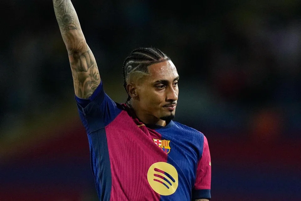 Penyerang Barcelona, Raphinha, berjaya menyamakan rekod, Lionel Messi, bagi jumlah penglibatan gol terbanyak dalam satu musim UCL bersama Barcelona, 19 penglibatan gol, selepas menjaringkan satu gol dan merintis dua gol untuk pasukan ketika menentang Borussia Dortmund. 