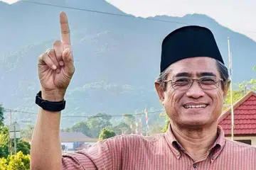Penulis berlatar belakangkan Gunung Daik di Kepulauan Riau.