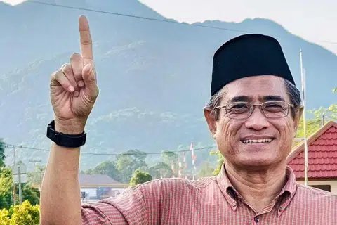 Penulis berlatar belakangkan Gunung Daik di Kepulauan Riau.