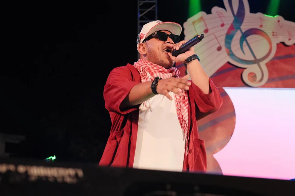 Atrez berpeluang menyanyikan lagu ‘Bujeng’ yang beliau hasilkan bagi Pesta Keroncong Solo 2024 di Pamedan Pura Mangkunegaran di Solo, Indonesia.