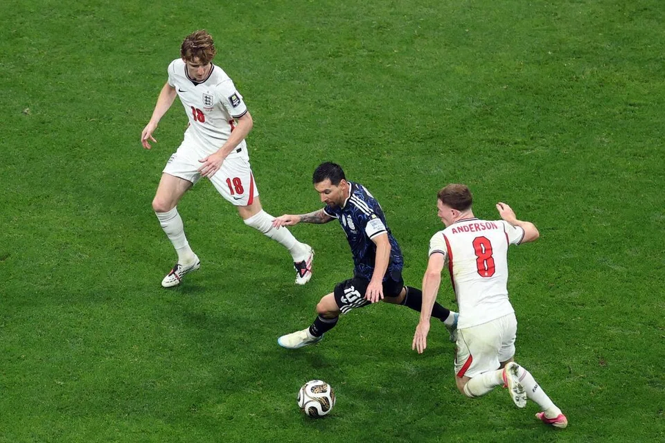 Penyerang Lionel Messi (tengah) melepasi kawalan pemain England, Anthony Gordon (kiri) dan Elliot Anderson (kanan) ketika perlawanan separuh akhir Piala Dunia 2026.