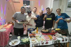 Encik Zulkarnain (paling kiri) dan jiran-jirannya dari empat buah rumah bergotong-royong menganjurkan acara makan steamboat di koridor mereka. 