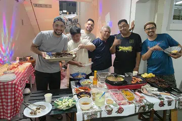 Encik Zulkarnain (paling kiri) dan jiran-jirannya dari empat buah rumah bergotong-royong menganjurkan acara makan steamboat di koridor mereka. 
